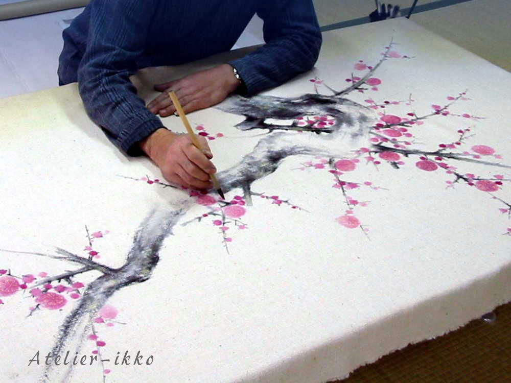 梅の開花をイメージして和装ショールに、墨絵調に染めました。